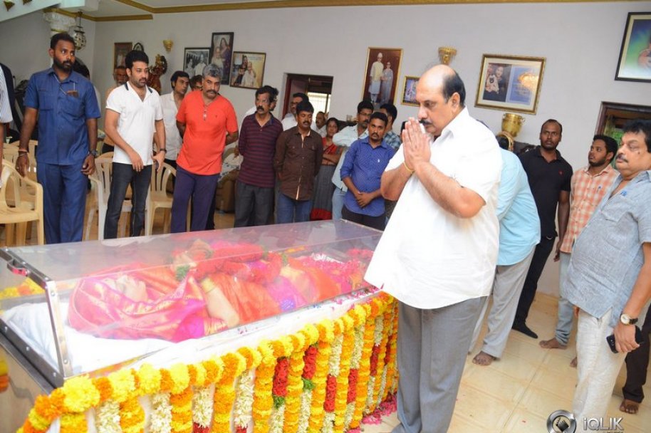 Celebrities-Pay-Homage-to-Vijaya-Nirmala-Garu